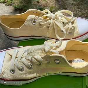 Light pastel converse